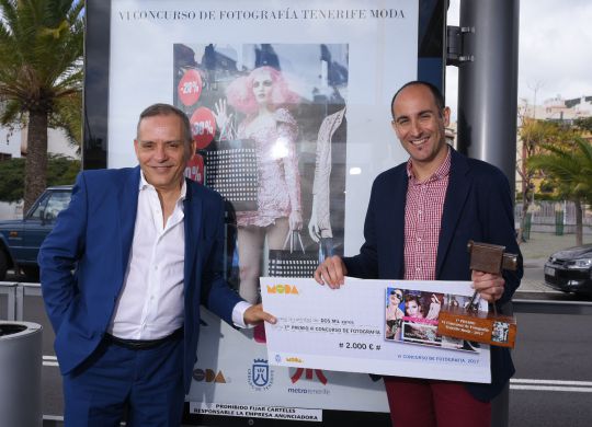 Daniel Pérez recibe el premio del VI Certamen de Fotografía Tenerife Moda del Cabildo