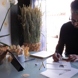 El artista Carlos Curbelo abrirá el Certámen de Jóvenes Diseñadores con una original colección de ramos de novia