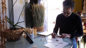 El artista Carlos Curbelo abrirá el Certámen de Jóvenes Diseñadores con una original colección de ramos de novia