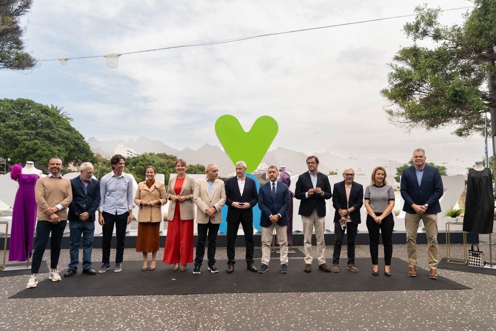 El evento, organizado por la federación de Áreas Urbanas de Canarias (FAUCA), vuelve a traer la ciudad una gran pasarela de moda a pie de calle con una importante representación de comercios locales y la participación de famosos diseñadores canarios