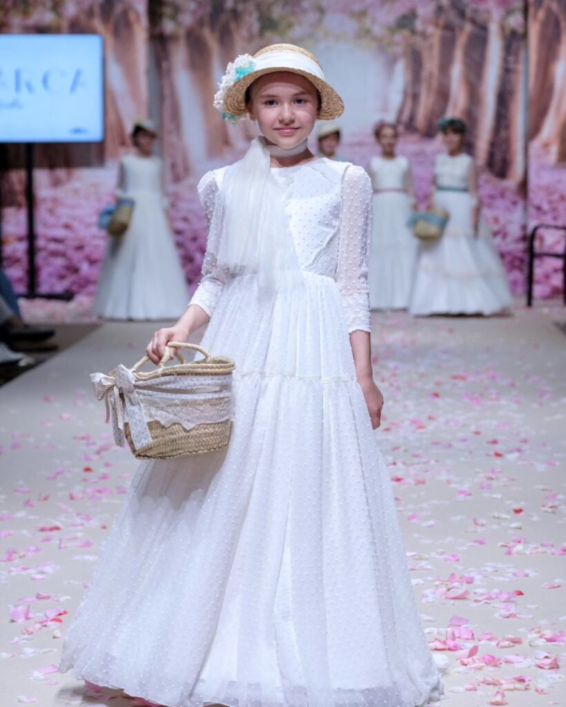 Diez firmas españolas elevan la moda de comunión con diseños llenos de romanticismo, nostalgia y arte.