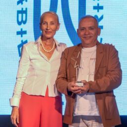 La Pasarela Larios reconoce a Tenerife Moda por su contribución al desarrollo del sector textil y su apuesta por la sostenibilidad