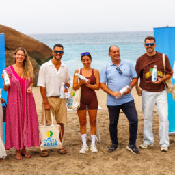 La moda se moviliza por el océano con una acción Plastic Free en las playas de Costa Adeje